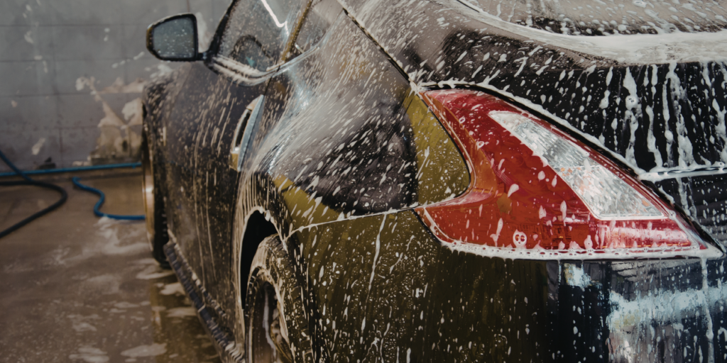 Lavado completo de autos en Tlalnepantla con limpieza exterior, aspirado interior, limpieza de rines y cuidado profesional para todo tipo de vehículos.