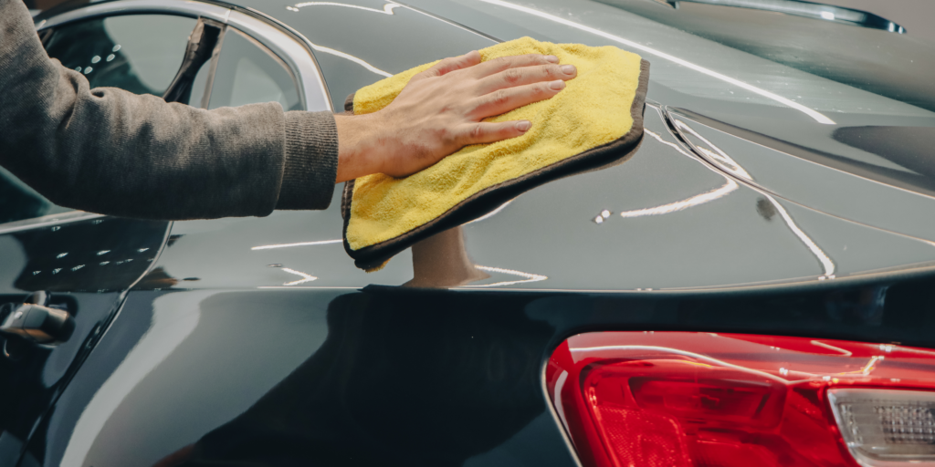 Aplicación de cera automotriz profesional en Tlalnepantla para brindar mayor brillo y protección a la pintura del vehículo.