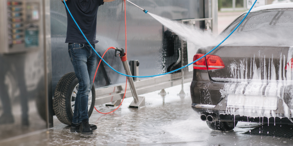 Texto alternativo: Lavado profesional de auto en Tlalnepantla para eliminar suciedad y contaminantes, conservar el brillo y ayudar a cuidar la pintura del vehículo.